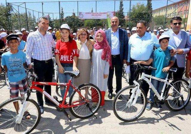 Şahin, Okul Birincilerini Bisikletle Ödüllendirdi