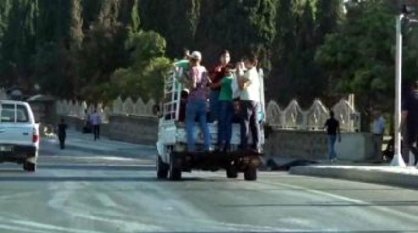 İş&ccedil;ilerin Kamyonetin Kasasında Tehlikeli Yolculuğu