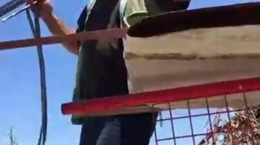 Keyfi Yerinde Olan Hurdacı M&uuml;ziğin Ritmine Kapıldı