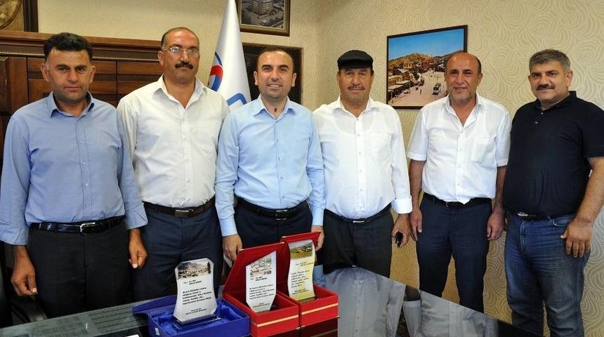 Siirtli K&ouml;y Muhtarlarından Dicle Elektrik&rsquo;e Teşekk&uuml;r Plaketi