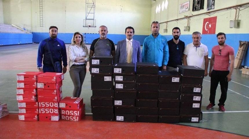Van&rsquo;daki Spor Kul&uuml;plerine Malzeme Desteği