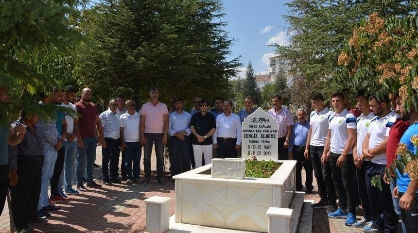 Başpehlivan Elbeye Mezarı Başında Anıldı