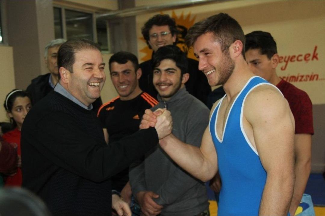 Milli Sporculardan &Ccedil;ıldırlı Sporculara Malzeme Jesti