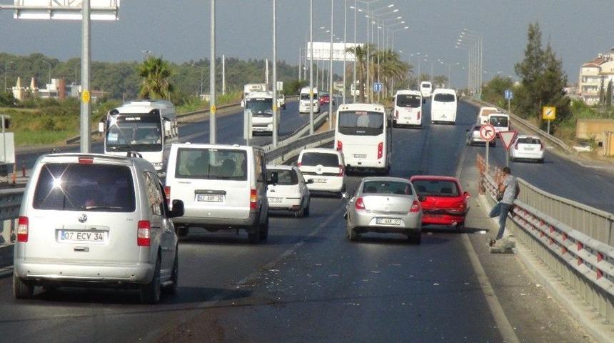 K&ouml;pr&uuml;l&uuml; Kavşaktaki Kaza Ucuz Atlatıldı