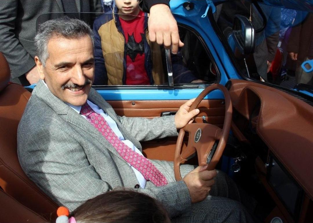 Vali Kaymak &rsquo;vosvos&rsquo; İle &Ccedil;ocukları Gezdirdi