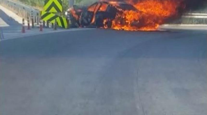 Bariyere Çarpan Lüks Otomobil Alev Alev Yandı