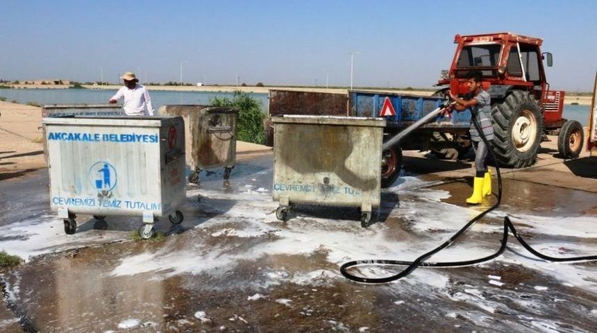 Akçakale’de Çöp Konteynırları Temizleniyor