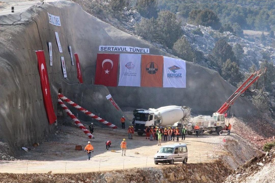 Bakan Arslan, Sertavul T&uuml;neli Ve Medreselik Viyad&uuml;ğ&uuml;&rsquo;n&uuml;n Temelini Attı