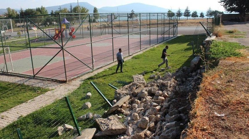 Okul Bah&ccedil;esinin İstinat Duvarı Yıkıldı