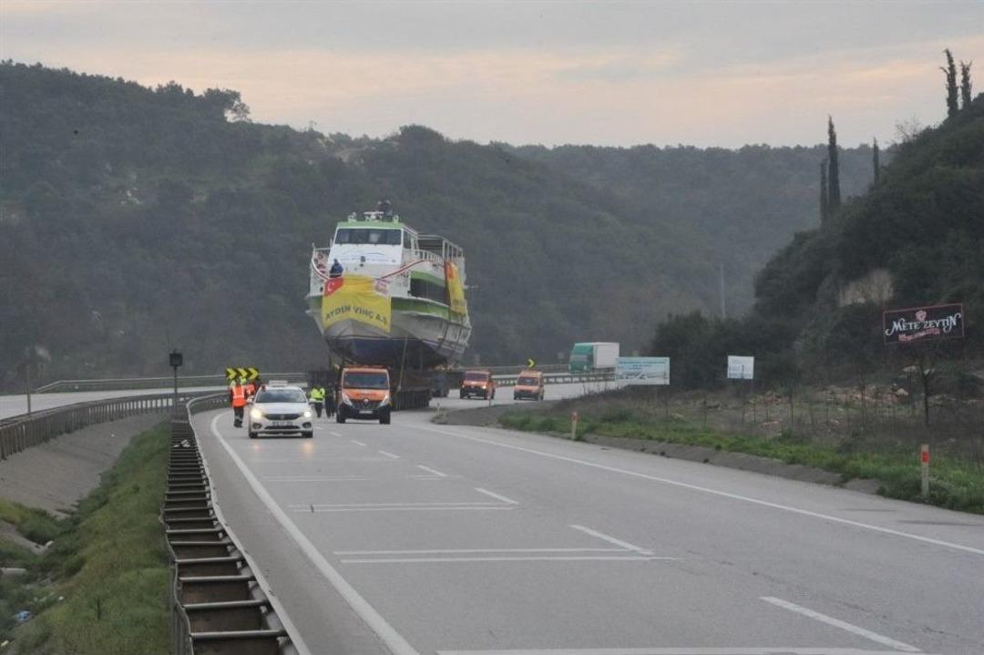 Dev Gemi Yeniden Karadan Y&uuml;r&uuml;t&uuml;ld&uuml;