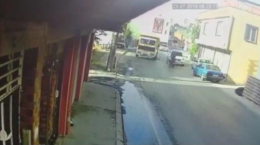 Motosiklet S&uuml;r&uuml;c&uuml;s&uuml; İki Ara&ccedil; Arasına Sıkıştı