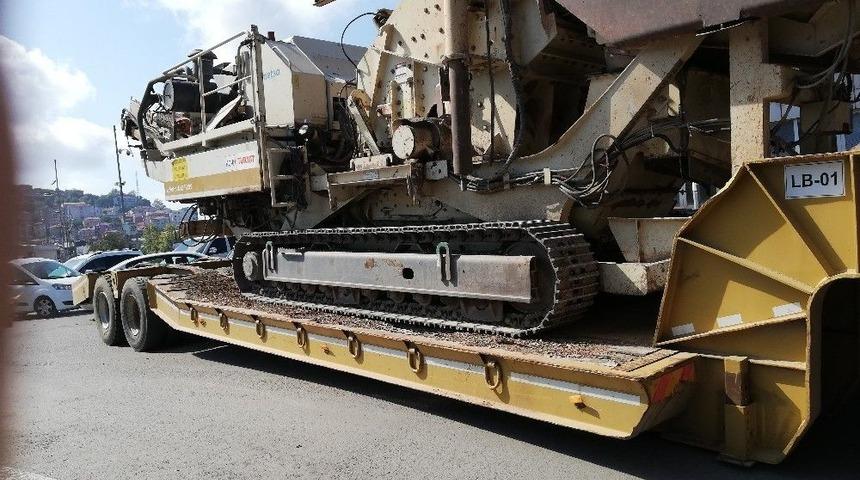 İş Makinesi Yüklü Tır Köprüye Oturdu, Trafik Felç Oldu