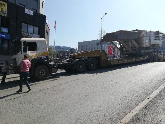 İş Makinesi Yüklü Tır Köprüye Oturdu, Trafik Felç Oldu