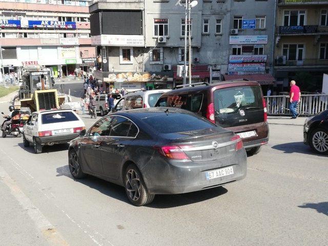 İş Makinesi Yüklü Tır Köprüye Oturdu, Trafik Felç Oldu