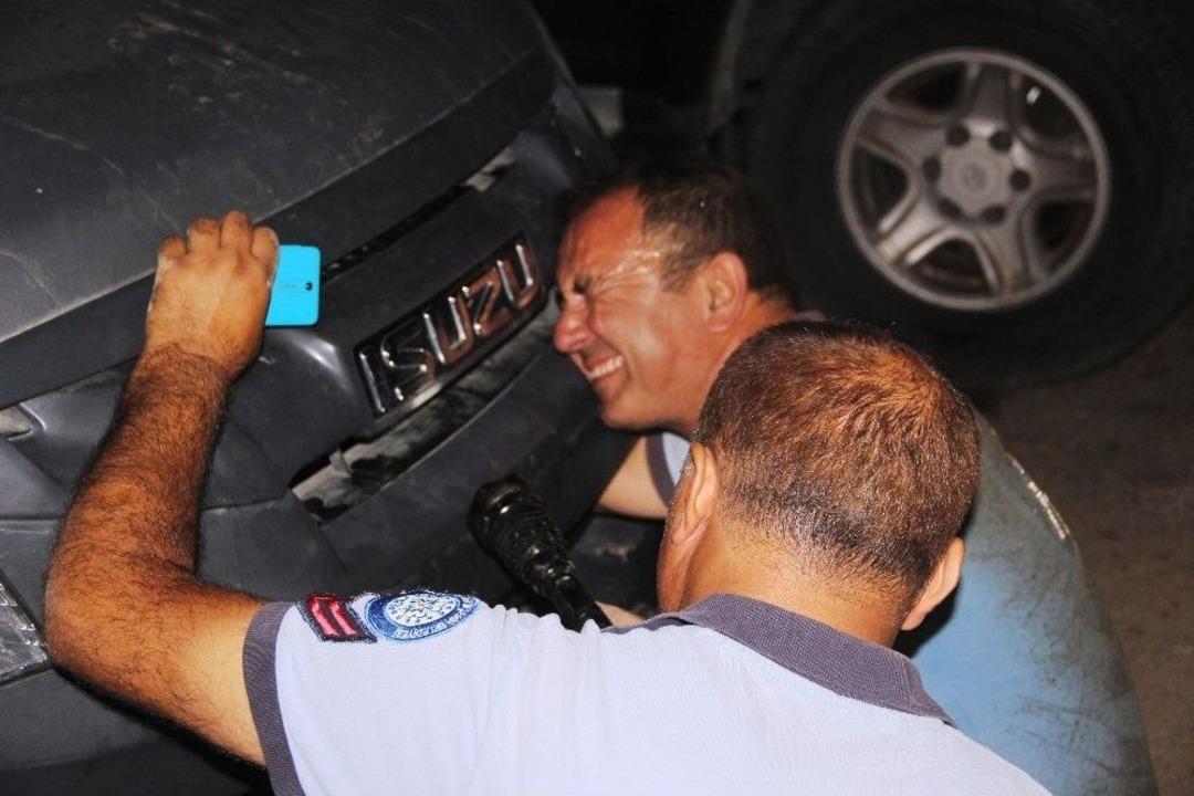 Ara&ccedil; Kaputuna Sıkışan Kediyi &Ccedil;ıkarmak İ&ccedil;in Denemedikleri Y&ouml;ntem Kalmadı