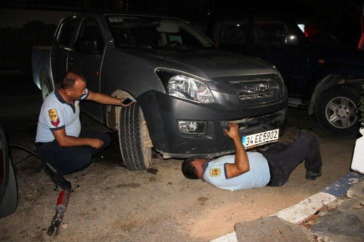 Araç Kaputuna Sıkışan Kediyi Çıkarmak İçin Denemedikleri Yöntem Kalmadı G3