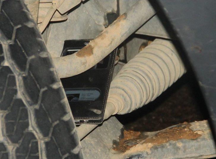 Araç Kaputuna Sıkışan Kediyi Çıkarmak İçin Denemedikleri Yöntem Kalmadı G5