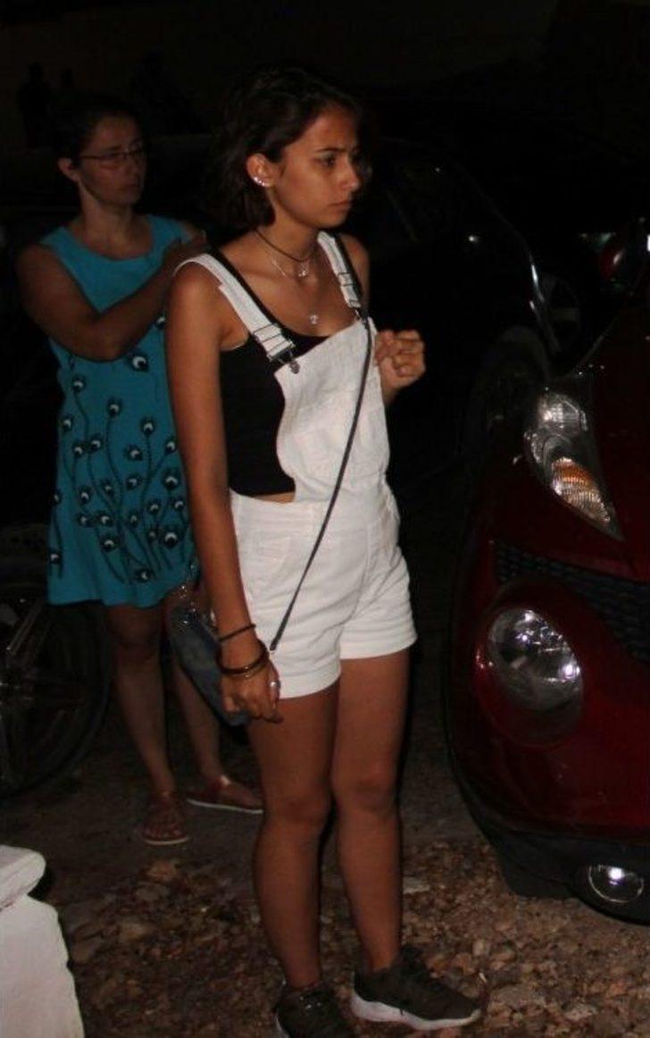 Araç Kaputuna Sıkışan Kediyi Çıkarmak İçin Denemedikleri Yöntem Kalmadı G2