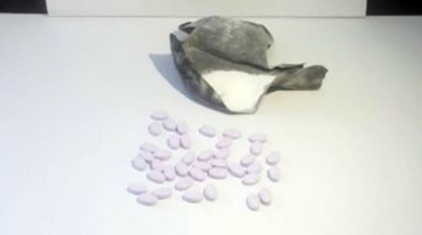 Cezaevindeki Oğluna Peruk Altında Uyuşturucu Vermeye &Ccedil;alışırken Yakalandı