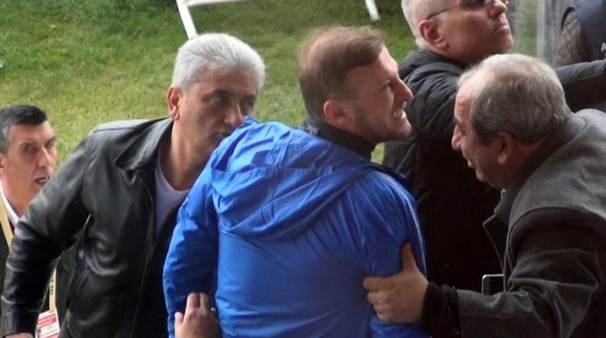 Trib&uuml;ne G&ouml;nderilen Teknik Direkt&ouml;r Taraftarla Tartıştı