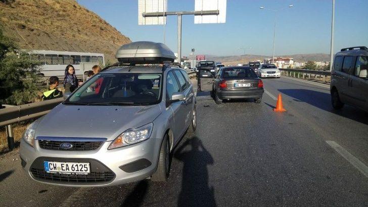Kırıkkale’de 2 Otomobil Çarpıştı: 4 Yaralı