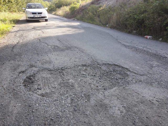 Köy Yolu Köstebek Yuvasına Döndü