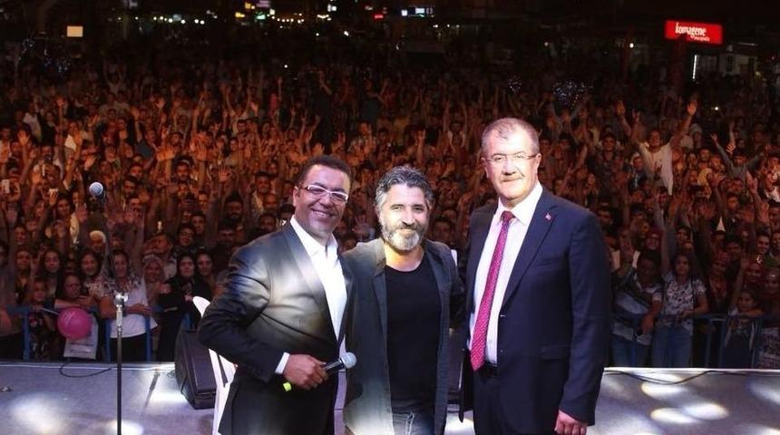 &Ccedil;ivril Elma Festivali Coşkuyla Başladı