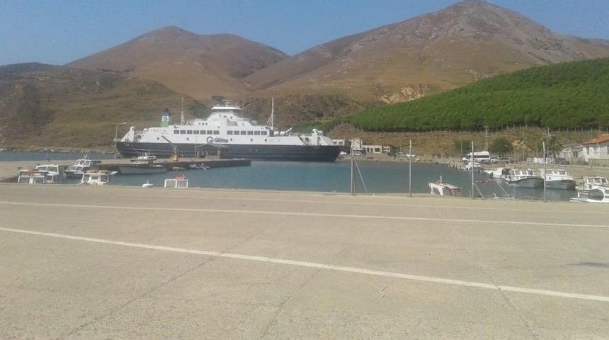 Gökçeada’da Feribot Karaya Oturdu