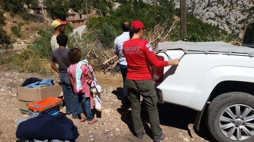Akut’tan Mut Ve Gülnar’da Giysi Yardımı