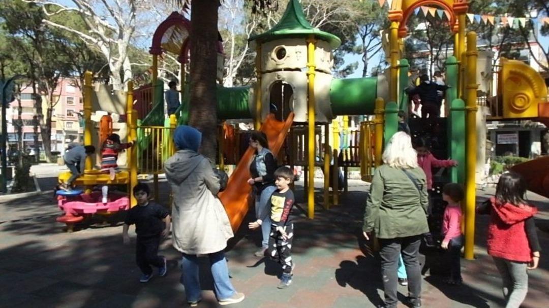 Balıkesir&rsquo;de Termometreler 21 Dereceyi G&ouml;sterdi, Sahiller Doldu Taştı