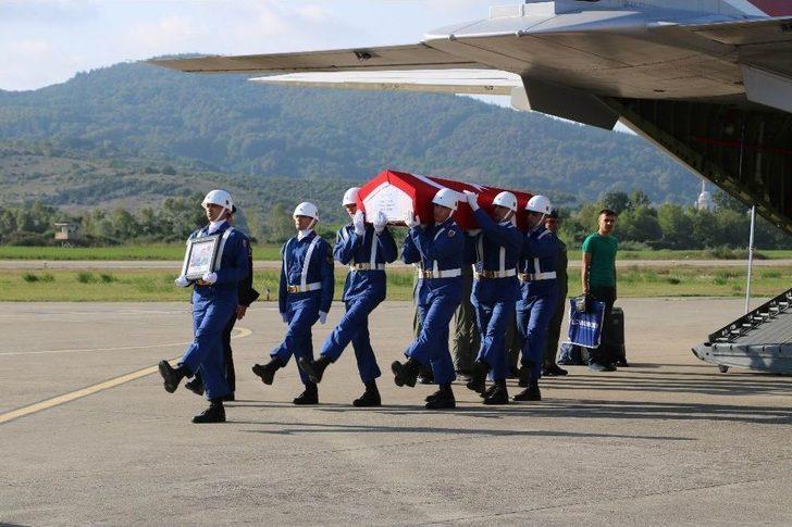 Şehit Yeğeninin Tabutuna Böyle Koştu G2