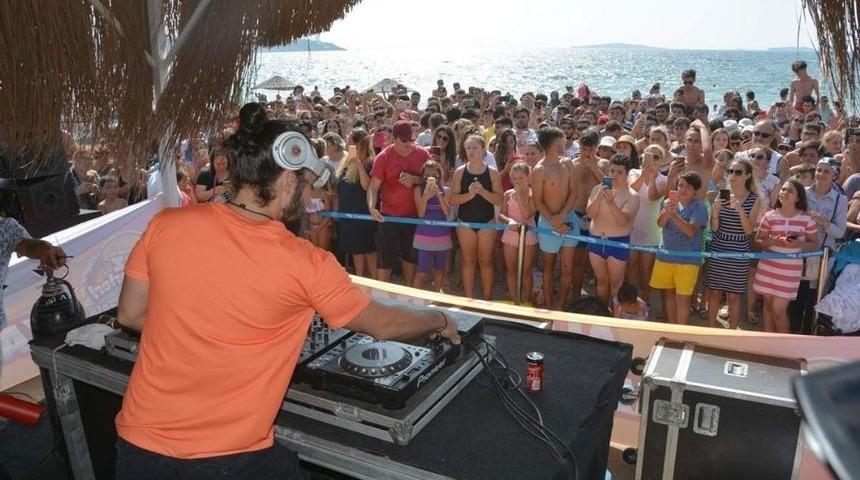 &Uuml;nl&uuml; Dj Doğukan Man&ccedil;o Hayranlarıyla Buluştu