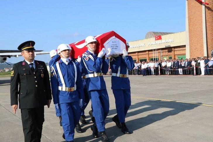 Şehit Yeğeninin Tabutuna Böyle Koştu G4