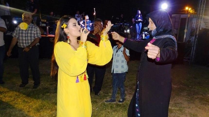 Sanat&ccedil;ı &Uuml;mm&uuml; Erbil, Hisarcık&rsquo;ta Seyircilerle B&uuml;t&uuml;nleşti