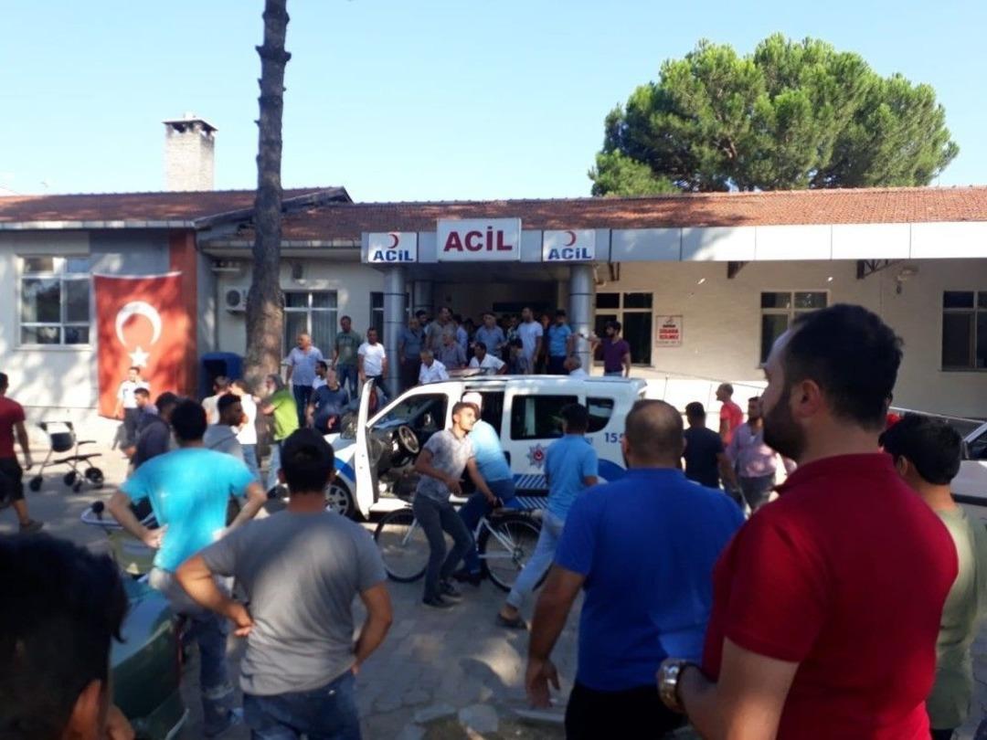 Bursa&rsquo;da Tehlikeli Gerginlik...hastane &Ouml;n&uuml;ndeki Kavgaya Polis Ateş Ederek M&uuml;dahale Etti