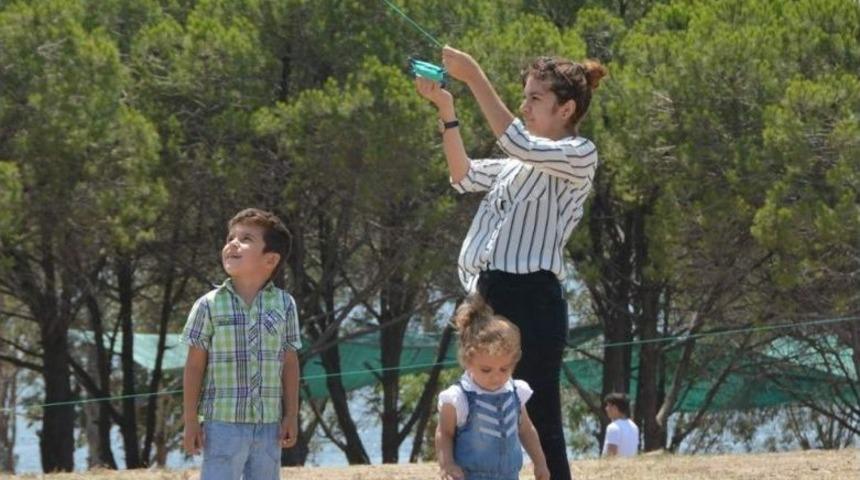 Aliağa&rsquo;da U&ccedil;urtmalar G&ouml;ky&uuml;z&uuml;n&uuml; S&uuml;sledi