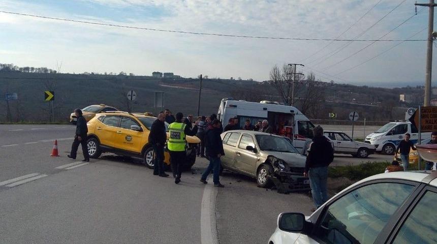 Ak&ccedil;akoca&rsquo;da Otomobil İle Taksi &Ccedil;arpıştı: 5 Yaralı