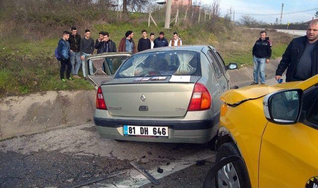 Akçakoca’da Otomobil İle Taksi Çarpıştı: 5 Yaralı