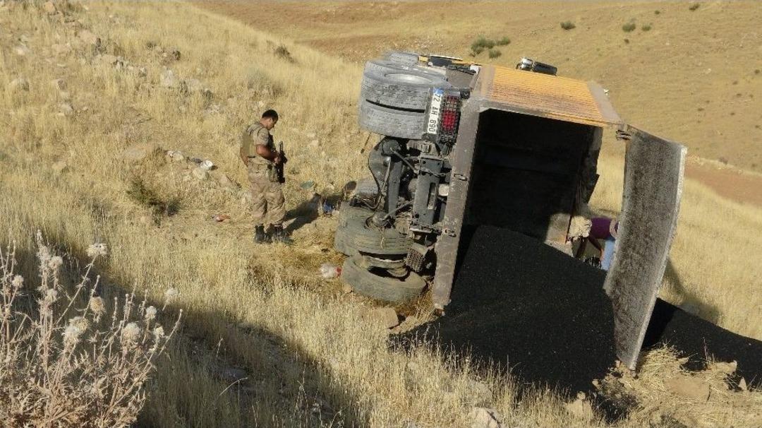 Kamyon U&ccedil;uruma Yuvarlandı: 1 &Ouml;l&uuml;