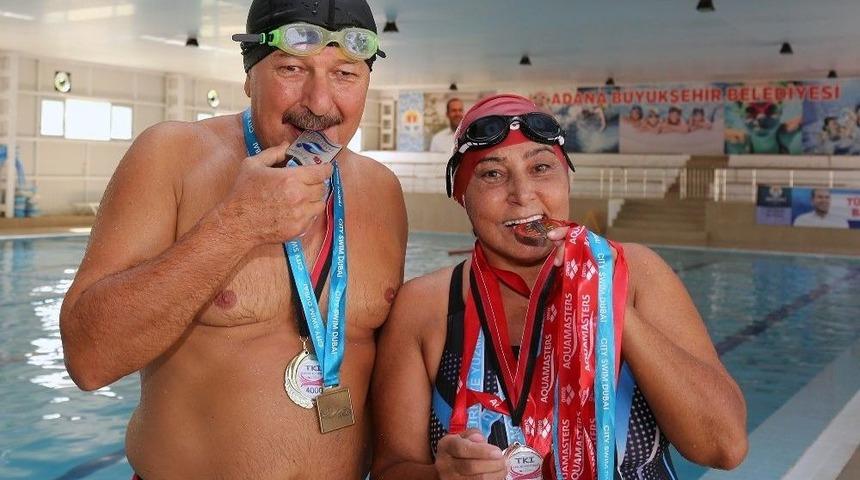 Y&uuml;zme Sevdalısı &Ccedil;ift, Minik Kula&ccedil;lara &Ouml;rnek Oluyor