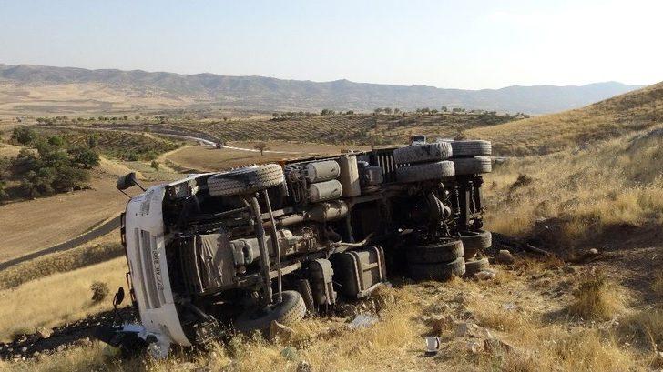 Kamyon Uçuruma Yuvarlandı: 1 Ölü G3