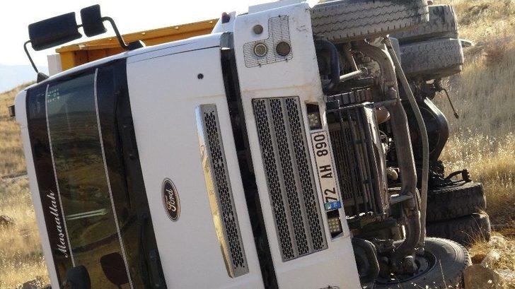 Kamyon Uçuruma Yuvarlandı: 1 Ölü G4