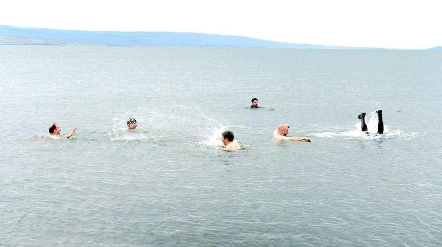 Sıcaktan Bunalan Protokol &Uuml;yeleri &Ccedil;ıldır G&ouml;l&uuml;&rsquo;nde Serinledi