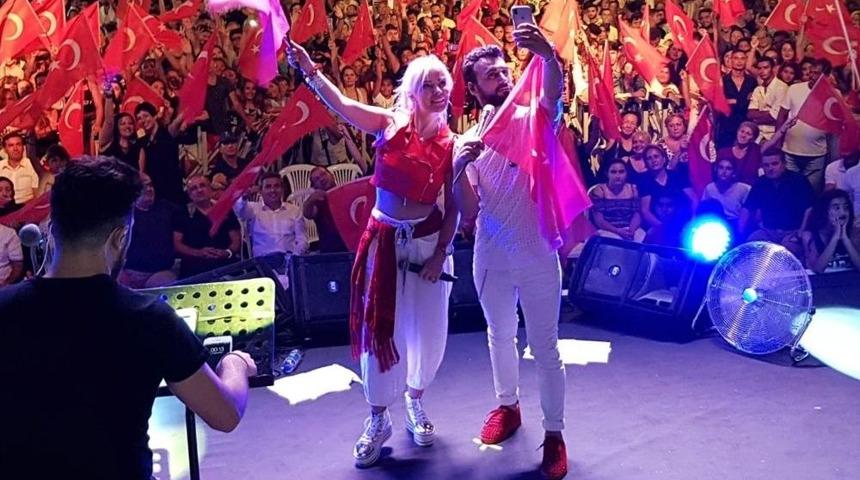 Emre Kaya Ve Ömür Gedik Avşa’yı Salladı