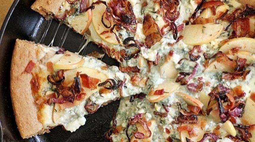 Tavada Pastırmalı ve Peynirli Pizza