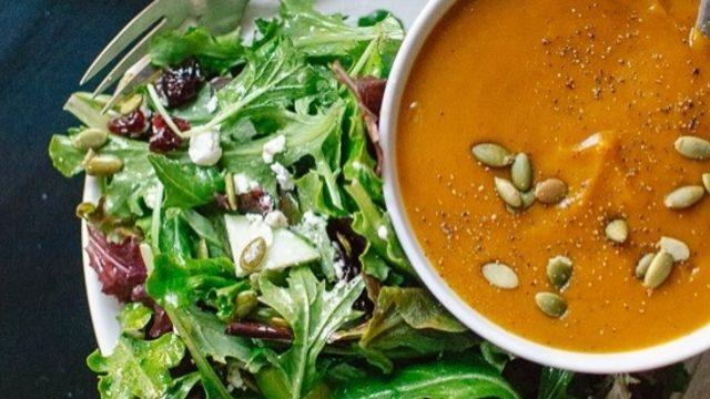 Elmalı, Yabanmersinli ve Kabak Çekirdekli Yeşil Salata