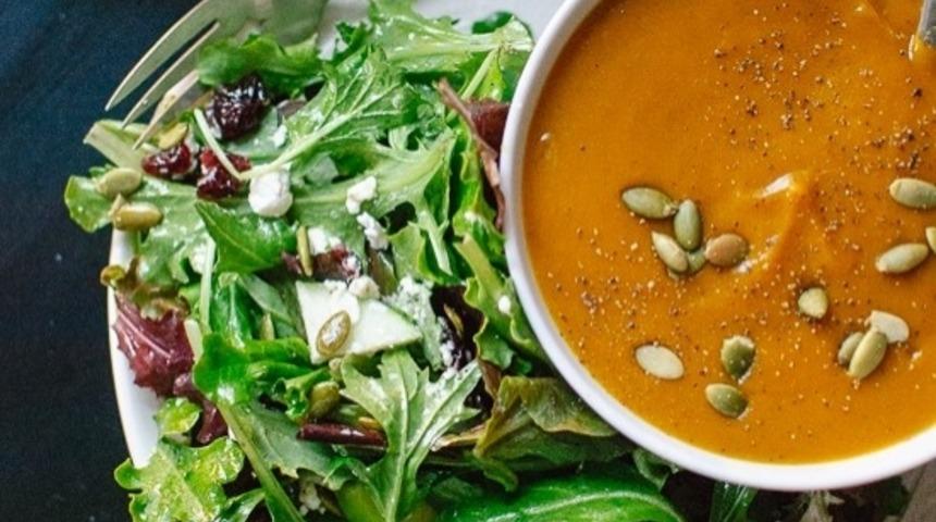 Elmalı, Yabanmersinli ve Kabak Çekirdekli Yeşil Salata