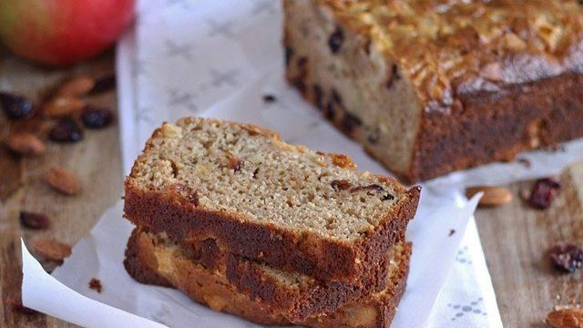 Elmalı, Yabanmersinli ve Bademli Kek