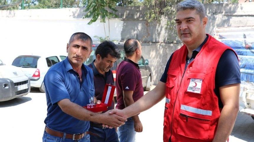 Dolara Tepki G&ouml;sterdi, Kızılay&rsquo;a Tosun Bağışladı
