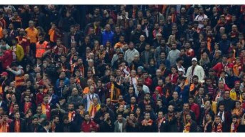Galatasaraylı Taraftarlardan İkinci Yarı İ&ccedil;in Alkış Desteği